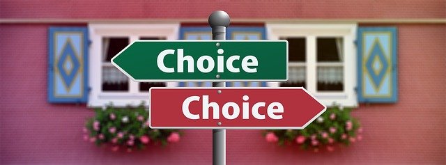 red and green choice arrow signs decision